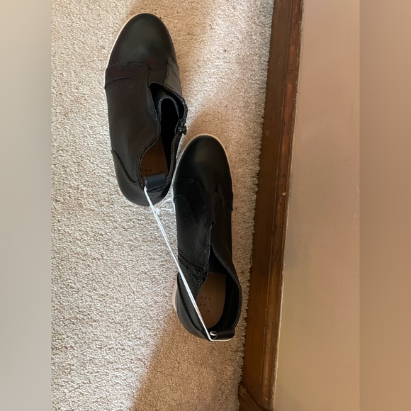 Brand new size 10. Black high heel tennis shoe boots! No tag but still tied - Picture 4 of 6